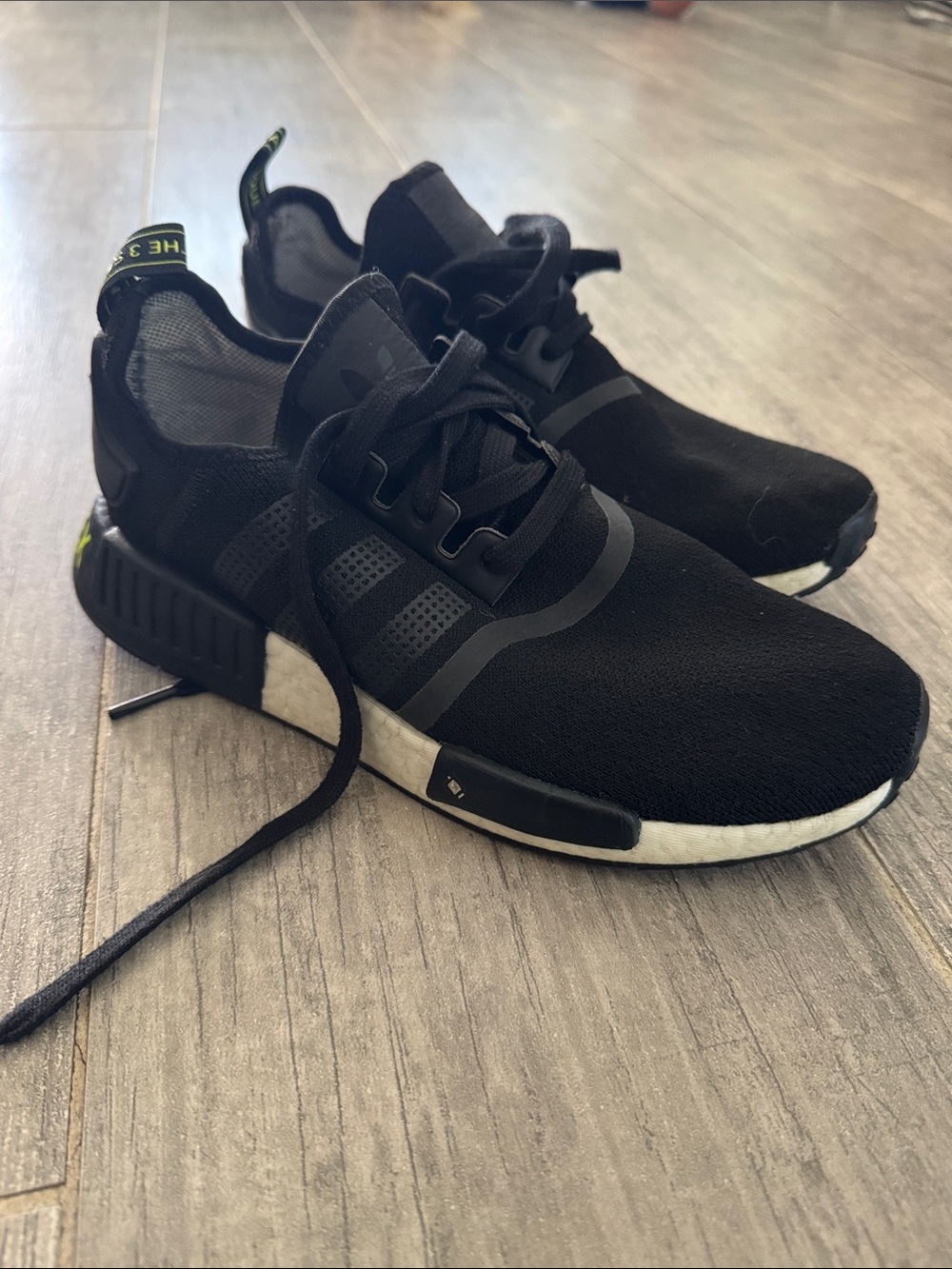adidas NMD R1
Gore-tex Core Black Solar Yellow
